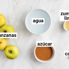 Ingredientes para compota de manzana: manzanas, agua, azúcar, zumo de limón y canela.
