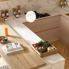 Un angolo cucina moderno con un piano cucina fai da te in legno, sgabelli imbottiti, frutta fresca e verdure in una cassetta.