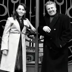 Założyciel Teatru Kamienica, Andrzej Grabowski, z żoną Anną Grabowską przed wejściem do teatru.