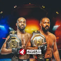 Jon Jones, en legend inom kampsport, poserar stolt med sina UFC-mästarbälten i en dramatisk arena.