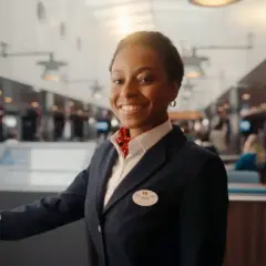 Uśmiechnięta pracownica Stena Line zaprasza na pokład. Skorzystaj z kodu promocyjnego Stena Line i rozpocznij podróż!