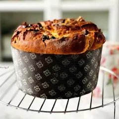 Złocista, pachnąca babka drożdżowa, najłatwiejsza do zrobienia, w ozdobnej papilotce, stygnie na kratce.