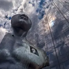 Igor Mitoraj w La Défense: Odkryj niezwykłe rzeźby i ich historię