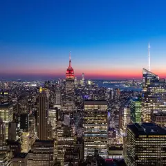 New York bei Nacht: Skyline mit Empire State Building und vielen Lichtern. Was muss man in New York gesehen haben? Diese Aussicht ist ein Muss!