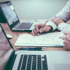 Zwei Personen arbeiten an einem Projekt, das zeigt, was ist Medieninformatik: Design, Entwicklung und Anwendung digitaler Medien.
