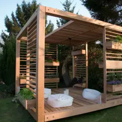 Moderne Holzkonstruktion mit integrierten Pflanzkästen und Hängesessel. Tolle Garten Pavillon Ideen für Entspannung.