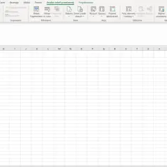Arkusz kalkulacyjny **Excel** z otwartą tabelą przestawną i panelem "Pola tabeli przestawnej" do tworzenia raportów.