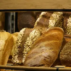 Różnorodne pieczywo, w tym bochenki z płatkami owsianymi i słonecznikiem. Szukasz pieczywo, jakie nie zawiera glutenu?