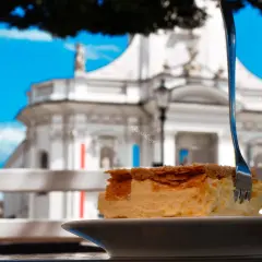 Wadowice: Gdzie zjeść? Odkryj najlepsze restauracje i kremówkę!