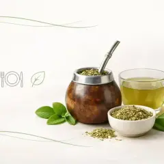 Tradycyjny napar z yerba mate w tykwie i kubku, obok miseczki z suszem. Czy yerba jest zdrowa? Tak, to napój pełen antyoksydantów.