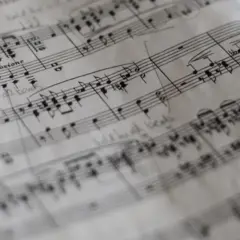 Partition musicale avec des notes et des indications comme "Quasi adagio". Des annotations manuscrites, comme un "soupir pointé", suggèrent des ajustements pour une interprétation.