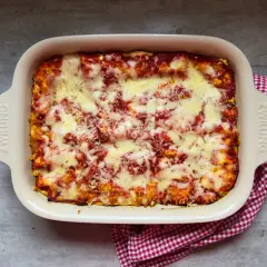 Frisch gebackene Lasagne im Auflaufform, bereit für das nächste lasagne rezept. Überbacken mit geschmolzenem Käse und Tomatensauce.