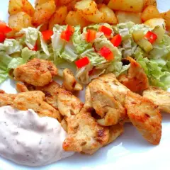 Pyszna shoarma z kurczaka z chrupiącymi ziemniaczkami i świeżą sałatką. Idealny posiłek na szybki obiad.