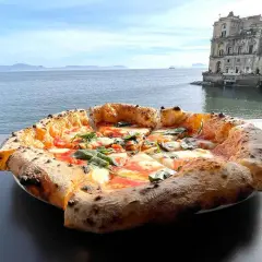 Pizza napoletana con vista sul mare e Castel dell'Ovo. Un assaggio delle migliori pizzerie Napoli.
