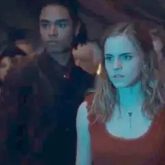 Regé-Jean Page jako nowy czarodziej w świecie Harry'ego Pottera, obok Hermiony Granger.