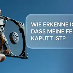 Hand hält defekte Festplatte. Text: "Wie erkenne ich, dass meine Festplatte kaputt ist?" - typische festplatte defekt symptome.