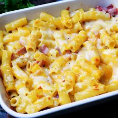 Ein köstlicher Nudel Schinken Auflauf mit geschmolzenem Käse, bereit zum Servieren.