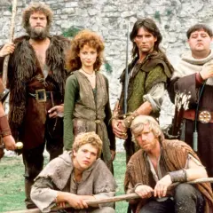 Robin z Sherwood obsada: grupa mężczyzn i jedna kobieta w strojach z epoki, gotowi do walki.