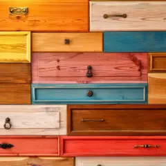 Cassetti colorati, un'esplosione di idee per dipingere mobili vecchi. Arancione, giallo, rosa, blu e rosso vivacizzano il legno.