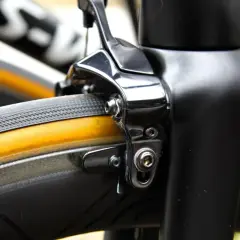 Szukasz informacji, jakie klocki hamulcowe do roweru tarczowe? Ten rower ma hamulce szczękowe, a nie tarczowe.