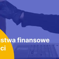 Ręka w rękawiczce wyciąga coś z kieszeni, by włożyć do laptopa. Oszustwa finansowe w sieci to realne zagrożenie.