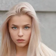 Blondynka o niebieskich oczach, idealne kolory dla niej to pastelowe odcienie.