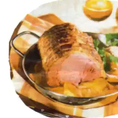 Un rôti de porc aux pommes, doré et juteux, servi dans un plat avec des quartiers de pommes et des herbes fraîches.