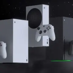 Zwei weiße und eine schwarze Xbox next Konsole mit Controllern schweben vor einem Sternenhimmel und Mondlandschaft.