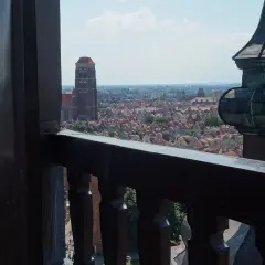 Widok z wieży widokowej w Gdańsku na zabytkowe kamienice i Bazylikę Mariacką.