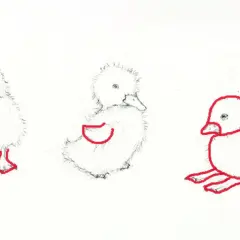 Tres tiernos dibujos de patos, uno de pie, otro sentado y uno más recostado, con contornos rojos resaltando sus formas.