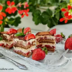 Pyszne tiramisu truskawkowe przepis na deser pełen lata. Świeże truskawki i kremowy ser tworzą idealne połączenie.
