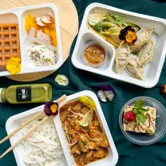 Różnorodne dania z cateringu: gołąbki, kurczak, makaron ryżowy, deser. Czy catering się opłaca? Wygląda na to, że tak!