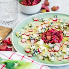 Kohlrabi Carpaccio mit Blauschimmelkäse, Radieschen und Rhabarber-Chutney. Ein leichter und erfrischender Genuss.