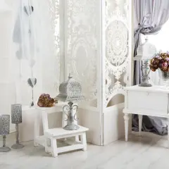 Delikatne serca zwisające z tiulu, ozdobne parawany i romantyczne lampy tworzą urokliwy klimat shabby chic.