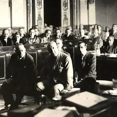Hombres sentados en una sala, uno de ellos es José Sanjurjo y Prieto, en un evento histórico.