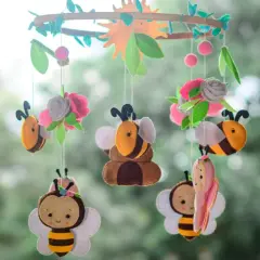 Niedliche Bienen und Blumen aus Filz, ein tolles Beispiel für **handy basteln** für ein Kinderzimmer.
