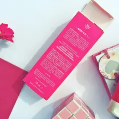Różowy balsam do ciała myWONDERBALM z różową gerberą i kostką.