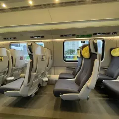 Wygodne fotele w Pendolino 2 klasą, co w cenie biletu. Czekają na pasażerów, by podróż była komfortowa.
