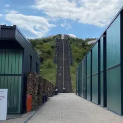 Der **Metabolon** in Lindlar, ein Ort für Forschung und Lehre der TH Köln, mit einer langen Treppe, die zu einem Hügel führt.