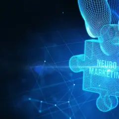 Cyfrowa łamigłówka z napisem "NEURO MARKETING" w technologii siatkowej, trzymana przez dłoń.