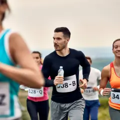 Uczestnicy biegną w półmaratonie, każdy pokonuje kolejne kilometry.