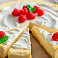 New York Cheesecake mit Himbeeren und Minze, ein cremiger Genuss, der auf der Zunge zergeht.