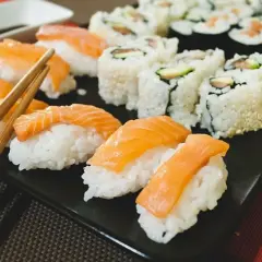Pyszne sushi z łososiem i awokado – idealne danie, co ma mało kalorii, a można się tym najeść.
