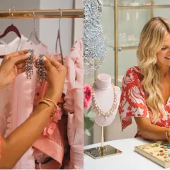 Caroline Svedberg Smycken: En kvinna väljer glittrande örhängen bland rosa kläder. En annan kvinna sorterar stenar för smycken.