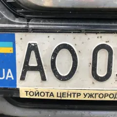 Ukraińska rejestracja UA AO 037 z flagą Ukrainy. Widoczny napis "TOYOTA CENTR UZHHOROD".