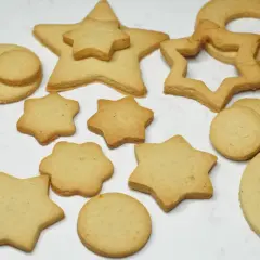 Variedad de galletas caseras horneadas con formas de estrellas, círculos y un anillo.