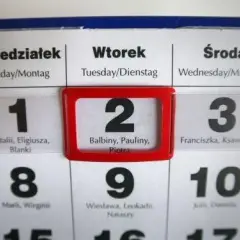 Zniesienie terminu rozprawy: co oznacza, przyczyny i jak postępować?