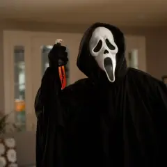 Postać w masce Ghostface z filmu "Krzyk" trzyma nóż.