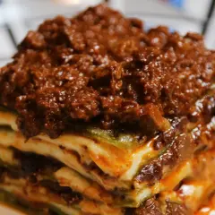 Una porzione di lasagne al ragù, stratificata con pasta, besciamella e un ricco ragù di carne.