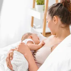 Mama karmi piersią dziecko. Karmienie co 3 godziny jak liczyć? To proste, obserwuj maluszka i jego potrzeby.
